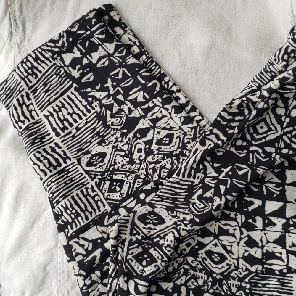 soft pull over pants in a black and white print - Picture 3 of 5